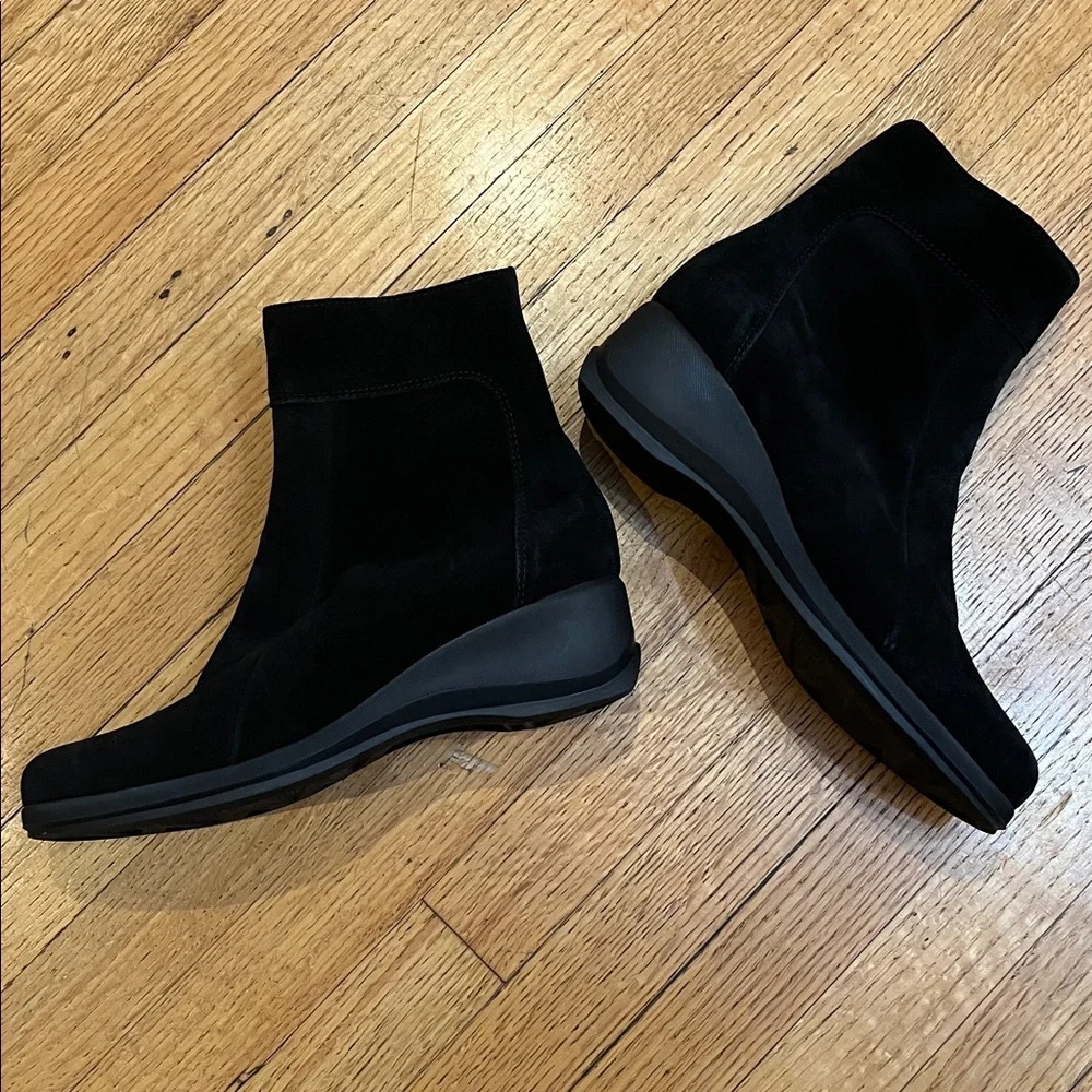 La Canadienne Tina Suede Boot NWT